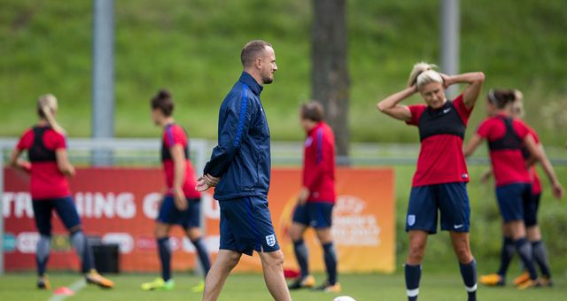 mark_sampson_head_coach_walks_during_the_england_training_sessio_514702